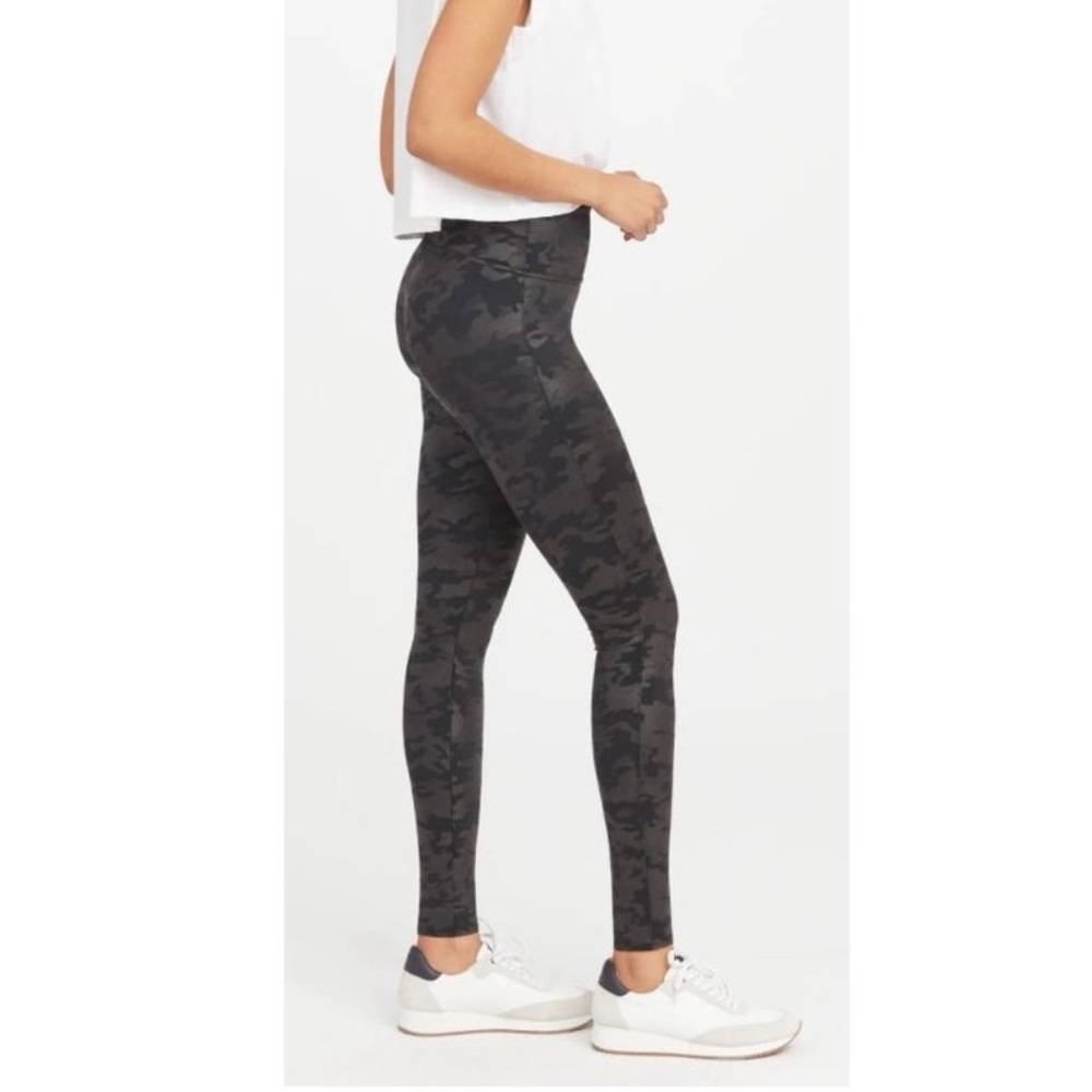 SPANX FAUX LEATHER BLACK MATTE CAMO PRINT LEGGING SMALL - Picture 4 of 14